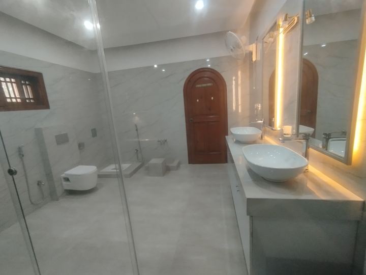 Luxury Washroom photo 3